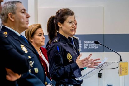 La inspectora de la Unidad de Atención a la Familia y Mujer (UFAM), Zita Cascallana, informa este miércoles de la detención de un entrenador de fútbol de Logroño como presunto autor de cinco delitos de corrupción de menores y otros tres de abusos sexuales. RAQUEL MANZANARES