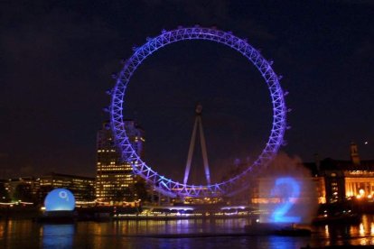 Imagen promocional de O2 en el Ojo de Londres, junto al Támesis. MAT DICKENS