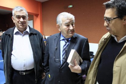 Antonio Gamoneda, entre los dos premiados del certamen Ángel González.