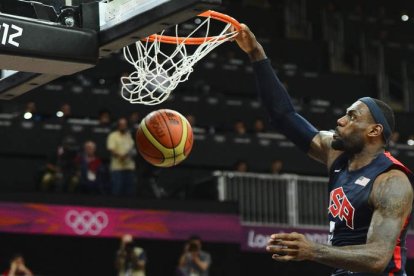 El alero norteamericano LeBron James machaca el aro de Túnez en un fiel reflejo de lo que fue el encuentro.