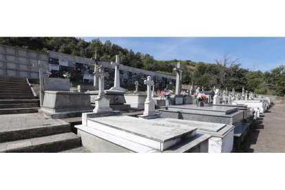 Arriba, cementerio de Torre, de donde fueron exhumados los restos de Ildefonso Álvarez en 1959.