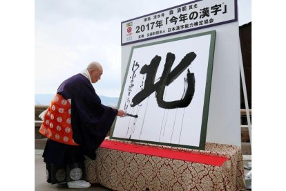 Seihan Mori, el maestro del templo Kiyomizu, dibuja el kanji 2017, el ideograma kita, que significa norte.