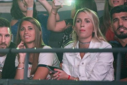 Los matrimonios Messi y Suárez, cuatro espectadores de excepción en el concierto de Maluma en el Sant Jordi.