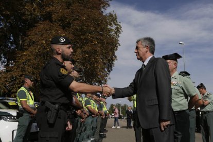 Leonardo Marcos asistió ayer a la salida de la vuelta ciclista . FERNANDO OTERO