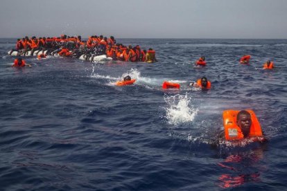 Un grupo de emigrantes y refugiados africanos intentan alcanzar a nado el barco de la oenegé Proactiva Open Arms el pasado 23 de julio.