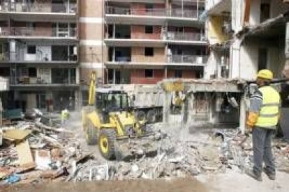 Imagen de archivo de los trabajos de demolición de uno de los bloques afectados por la explosión