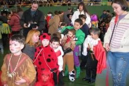 Los niños se divirtieron con sus disfraces en la fiesta organizada en el polideportivo.