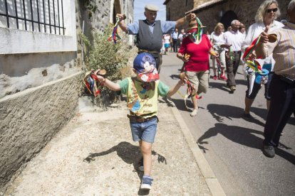 La fiesta muestra las señas de identidad de la comarca que se aprenden desde pequeño, en una jornada donde no faltan los pendones y los bailes. FERNANDO OTERO PERANDONES