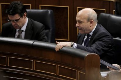 José Manuel Soria (izquierda) y José Ignacio Wert, en el Congreso.