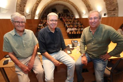 El misionero Florentino García, Manuel Félix y el director de Diario de León, ayer, en la charla. L. DE LA MATA