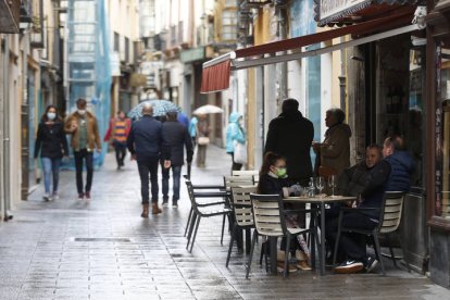 Una calle del centro de León. FERNANDO OTERO