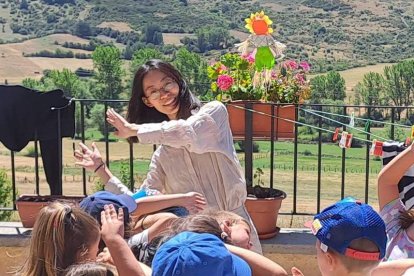 Una de las jóvenes durante una actividad de la ludoteca. DL