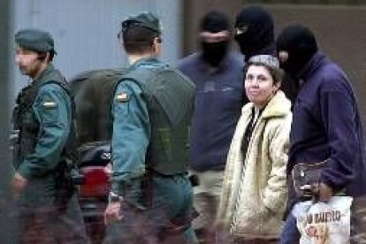 La esposa de uno de los tres detenidos en Francia, es custodiada tras su arresto ayer en Urretxu