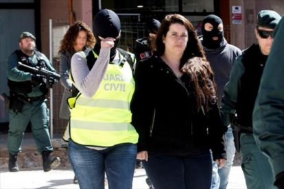 ARRESTO Guardias civiles trasladan a la activista de los CDR de Viladecans.