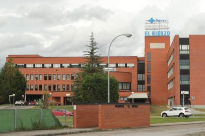 Imagen de archivo del Hospital el Bierzo, donde siguen los trámites de radioterapia. L. DE LA MATA