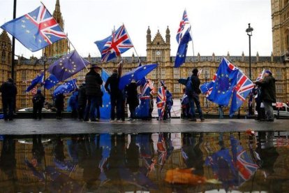 Manifestantes contrarios al brexit ante el Parlamento, ayer.