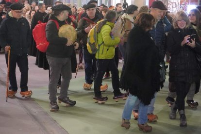 La madreñada partió de Guzmán y subió por Ordoño II y Ancha hasta la plaza de Regla. J. NOTARIO.