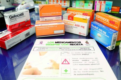 Cajas de paracetamol e ibuprofeno en una farmacia de León, con los indicativos de la recomendación de receta.FERNANDO OTERO