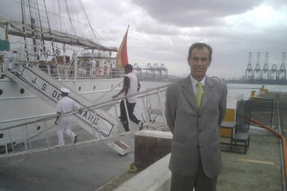 José Manuel, junto al Juan Sebastián Elcano, en Panamá.