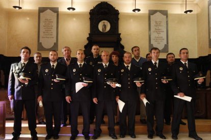 Los siete policías locales posan con los diplomas recibidos de la alcaldesa.