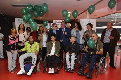 Personas afectadas y autoridades enarbolaron ayer los globos verdes en Aspaym. RAMIRO