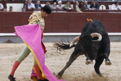 David Mora da un pase con el capote a su segundo toro.