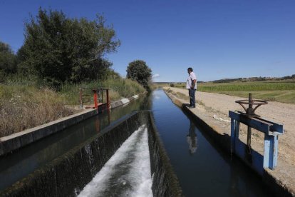 El ‘pico de pato’ del Canal de Villares que distribuye el agua hacia la acequia sin uso