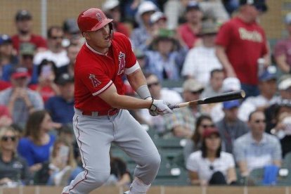 Mike Trout, bateando contra Arizona.