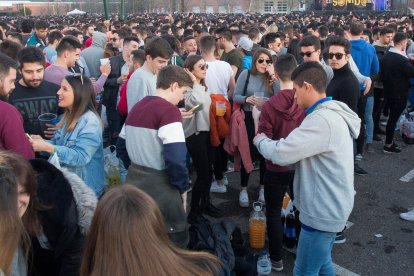 Estudiantes en una espicha de Industriales. FERNANDO OTERO