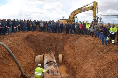 Cerca de 200 agricultores se manifestaron esta misma mañana junto a última avería. MEDINA