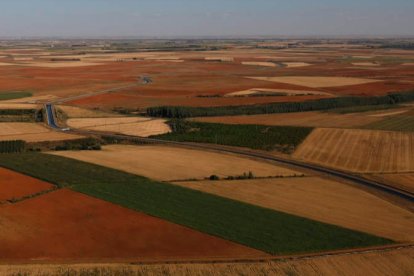 Vista aérea de Payuelos, en la zona de Santas Martas, por donde transcurrirá la línea de alta tensión. FERNANDO OTERO