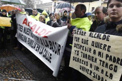 Más de medio centenar de personas se concentraron ante el consistorio de San Marcelo para protestar.