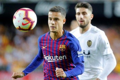 Coutinho, que fue sustituido en el tramo final, controla un balón en Mestalla