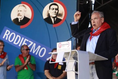 El exvicepresidente del Gobierno, Alfonso Guerra en un momento de su intervención en Rodiezmo.