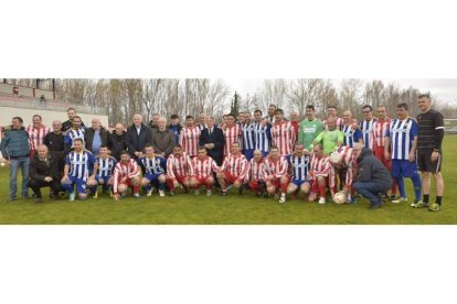 Los equipos de los veteranos del Atlético Bembibre y la Ponferradina junto a Jesús Esteban, Marianín y autoridades. RODO LÓPEZ