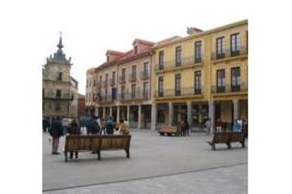 El pendón se procesiona cada tres años entre la plaza Mayor y la catedral