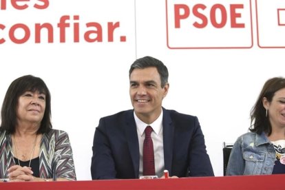 Cristina Narbona, Pedro Sánchez y Adriana Lastra, hoy, en la sede del PSOE.