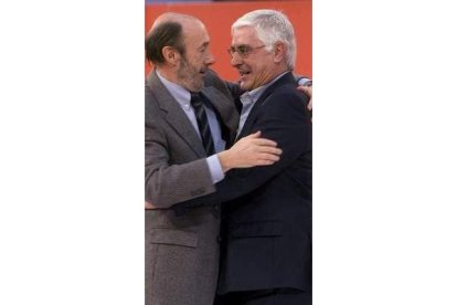 Rubalcaba abraza a José María Barreda.