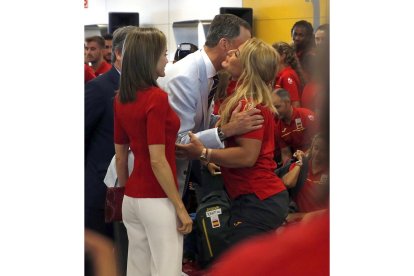 Los Reyes Felipe y Letizia despiden en el aeropuerto de Barajas a la haltera Lidia Valentín (d) antes de partir con el equipo olímpico español rumbo a Río de Janeiro para participar en los Juegos Olímpicos.