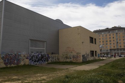 Perímetro exterior del pabellón de La Torre, en el punto donde se produjo la cuchillada que mató al joven universitario. FERNANDO OTERO