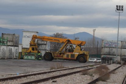 Trabajadores en la terminal del Adif en Ponferrada. ANA F. BARREDO