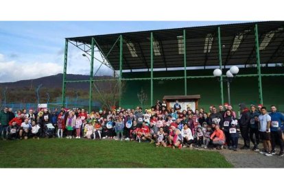 Foto de familia de los participantes en el San Silvestre Minera de Sabero. CARLOS GARCÍA