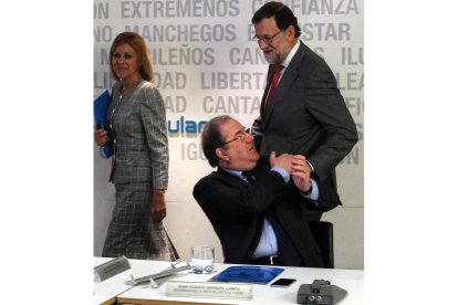 De Cospedal junto a Herrera y Rajoy mientras se saludan. RAQUEL P. VIECO