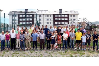 Los premiados posaron para la foto de familia junto a los patrocinadores de la Fídeber en las instalaciones deportivas del Barco de Bembibre.