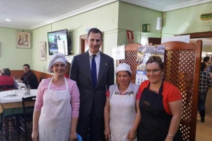 El Rey con personal de cocina del restaurante.