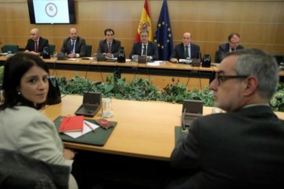 Adriana Lastra (PSOE) y Miguel Gutiérrez (Ciudadanos), ayer en la reunión con el ministro Zoido (centro).