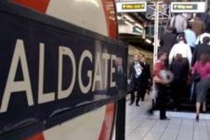 Varios viajeros salen de un vagón en la estación de Aldgate