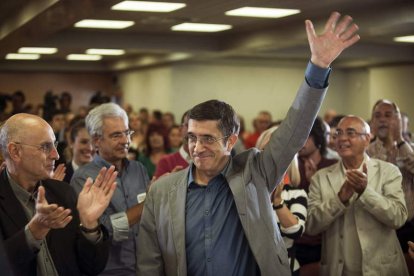 Patxi López saluda tras haber sido proclamado ayer candidato socialista a lendakari.