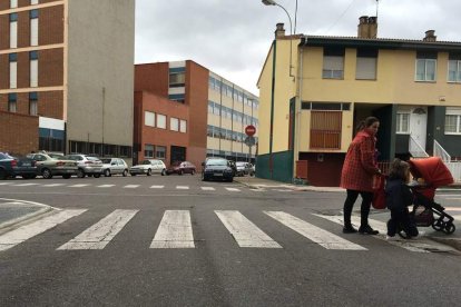 Una mujer con carrito de bebé se beneficia del rebaje de aceras. DL