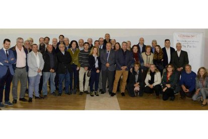 Familiares, amigos y periodistas leoneses rindieron ayer homenaje a Pacho, en la Casa de Cultura de Bercianos del Real Camino. ACACIO DÍAZ